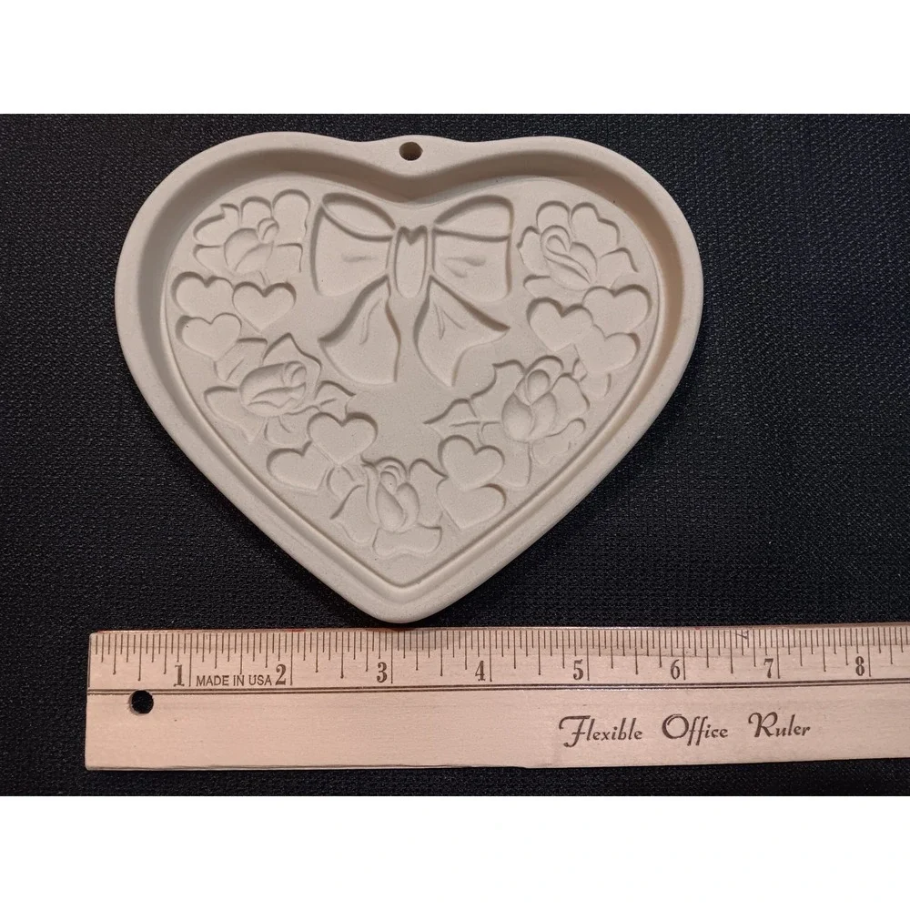 Pampered Chef Spring Wreath Heart Cookie Mold 2003 Family Heritage Stoneware USA